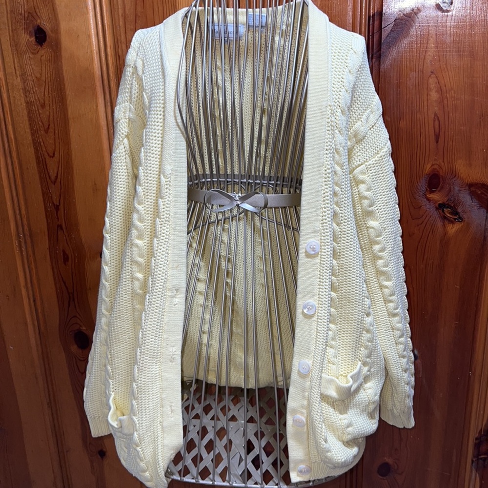 Cardigan 🧥💛 - Picture 6 of 8